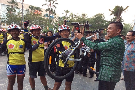  HUT TNI ke-69: Minggu Pagi 110.000 Warga dan TNI Gowes Sepeda di Seluruh Indonesia