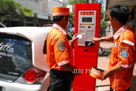  PARKIR METERAN: Kesulitan Uang Logam