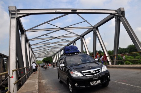  Konstruksi Jembatan Comal Mencapai 90%