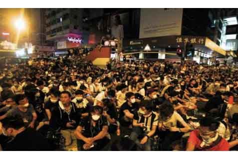  DEMO HONG KONG: Puluhan Ribu Pendemo Bertahan Hingga Malam