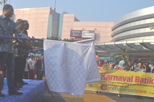  Wali Kota Cirebon Lepas Peserta Karnaval Batik di Grage Mall