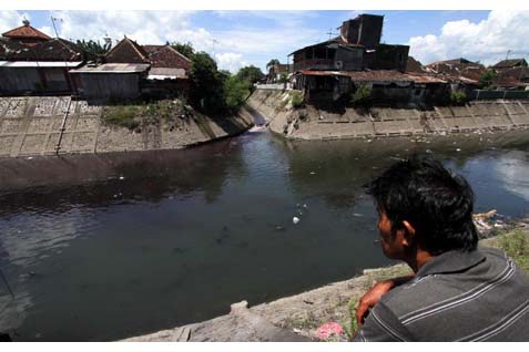  KLH Ambil Sampel Air Sungai Kalimalang Yang Menghitam