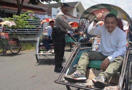 Anang Hermansyah saat naik beca menuju Kantor Panwaslu Kabupaten Jember, Jawa Timur (11/3/2013)/Antara