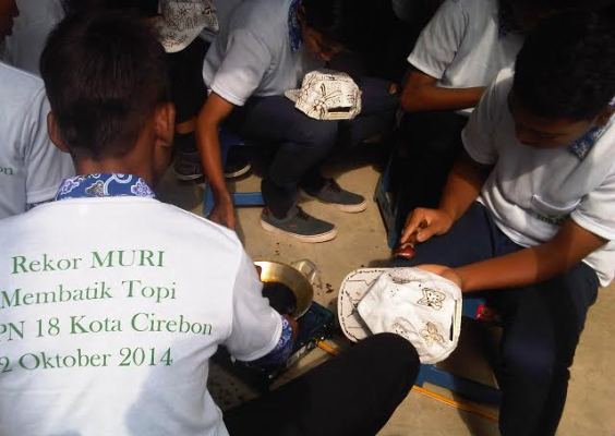  SMPN 18 Cirebon Pecahkan Rekor Muri Membatik Topi