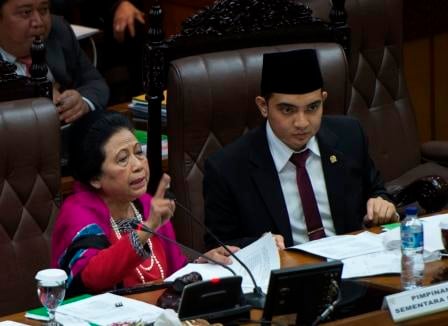  Yance Angkat Jempol Lihat Gaya Ceu Popong Pimpin Sidang DPR