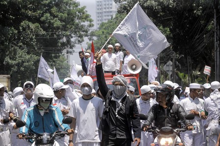  FPI RUSUH: Tolak Ahok Jadi Gubernur, Massa FPI Lempari Petugas Dengan Batu