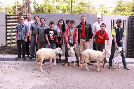  Aston Primera Pasteur Maknai Kurban Dengan Berbagi Kebahagiaan