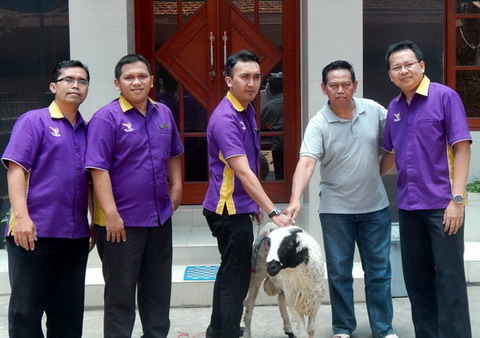  Hotel Vio Bandung Sumbang Hewan Kurban ke Warga Saat Idul Adha