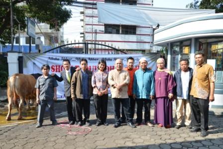  Savoy Homann Bidakara Bagikan Daging Kurban Ke Warga
