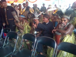 Beberapa orang dari suku adat Papua mengikuti Gelar Pemberdayaan Adat dan Budaya Nusantara yang di gelar di Lapangan Upakarti, Soreang, Kab Bandung, Rabu (13/11/2013).n(Hedi Ardhia/Bisnis-Jabar)