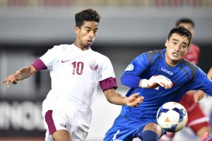 Pemain Korut berebut bola dengan pemain Qatar di Grup D Piala AFC U-19, Myanmar./afc.com