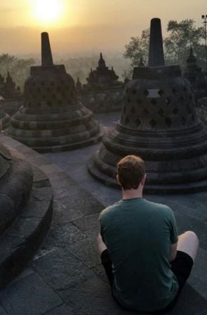  Ketika Bos Facebook Mark Zuckerberg Menatap Sunrise di Candi Borobudur