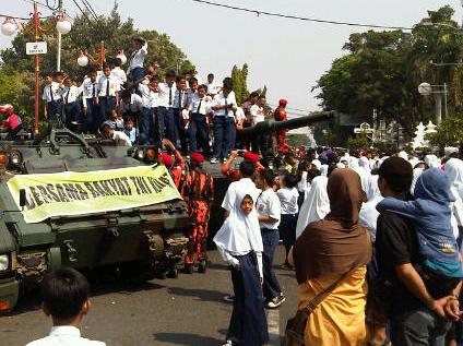  4 Tank Leopard Sambangi Kantor Wali Kota Cirebon
