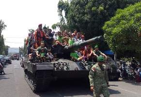  Ratusan Siswa di Cirebon Keliling Kota Naik Tank Leopard