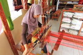  Kisah Sukses Pengrajin Tenun Minang