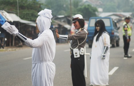  Ada Pocong & Kuntilanak Atur Lalu Lintas!