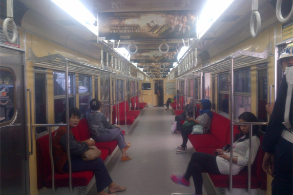  KAI Commuter Pasang 960 Televisi di KRL dan Stasiun