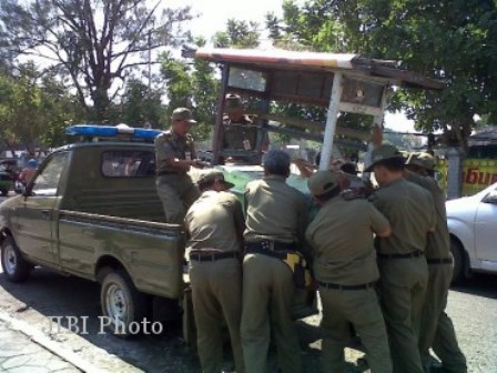  SATPOL PP Bongkar Ratusan Kios di IRTI Monas