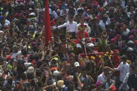  Jokowi-JK Hampir Jatuh dari Andong Ketika Sampai di Istana Negara