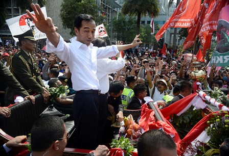  PESTA RAKYAT JOKOWI PRESIDEN: Beri Tumpeng Ke Siti Bugiah, Jokowi Hampir Nangis