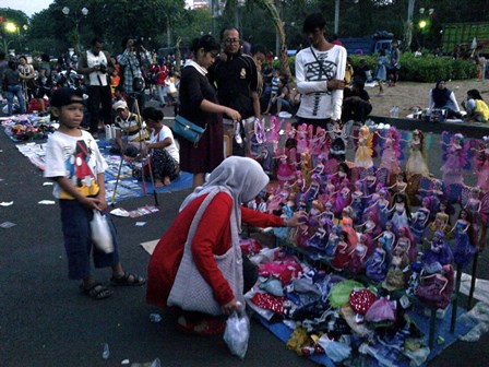  PESTA RAKYAT JOKOWI PRESIDEN: PKL Turut Coba Peruntungan di Monas