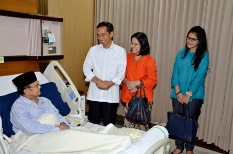  Presiden Jokowi Jenguk BJ Habibie di RSPAD