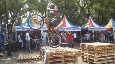  Aksi Akrobatik Komunitas Bandung Bike Trial Community