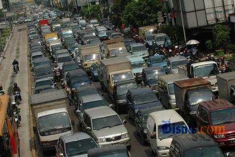  LALU LINTAS TERSENDAT Akibat Kecelakaan di Tol Tambun-Cawang