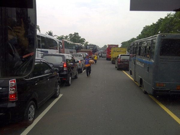  INFO LALU LINTAS: Jalan Masuk Tangsel Padat