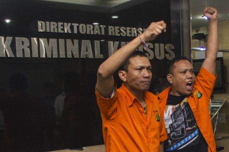 Tersangka kasus pemerasan Raden Nuh (kiri) dan Edi Syahputra (kanan) berteriak saat mengikuti rilis di Direktorat Reserse Kriminal Khusus Polda Metro Jaya, Jakarta, Senin (3/11)/Antara