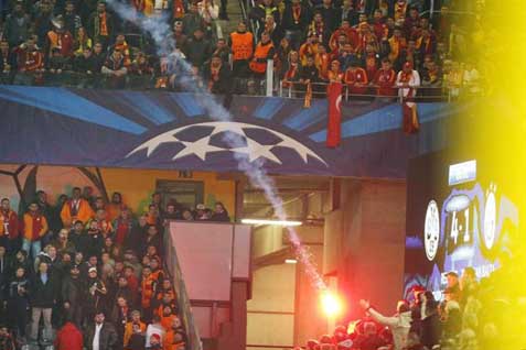 Penonton melemparkan kembangan api saat Dormtmund vs Galatasaray di Liga Europa, Jumat dinihari (7/11/2014) WIB./Yahoo.com