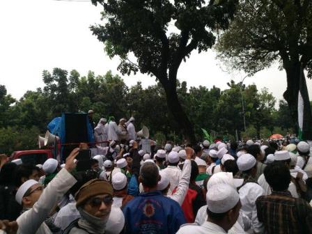  DEMO ORMAS ANTI AHOK: Massa Kepung Balai Kota.  Beberapa Juru Silat Diperagakan