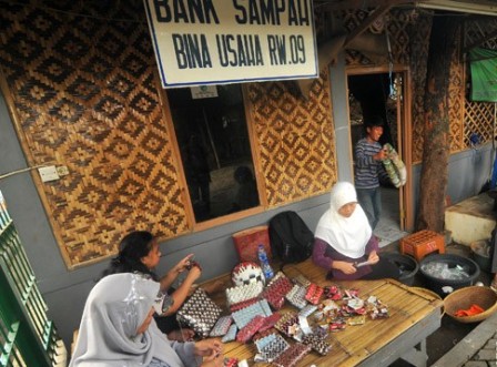  Karawang Kembangkan Bank Sampah
