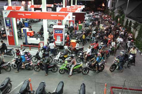  Antrean Pembeli di SPBU Pasangkayu Sulawesi Barat Capai 3 Km
