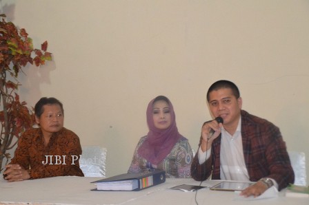 Hendak Ditahan, Mantan Bupati Karanganyar Pingsan