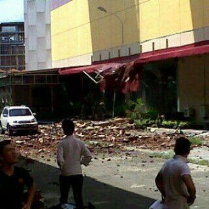  GEMPA SULUT &amp; MALUKU: Dinding Penyangga Lantai 7 Lion Hotel &amp; Plaza Manado Ambruk