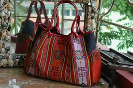  Tampil Cantik dengan Tas Tenun