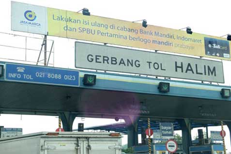  INFO LALU LINTAS: Truk Terguling Tol Halim Padat