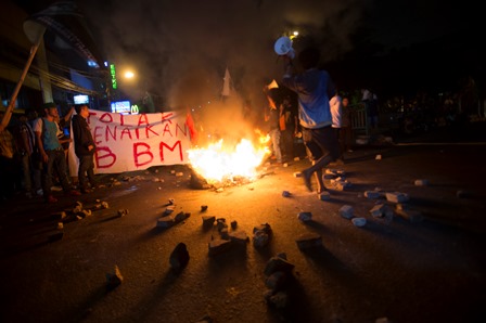  HARGA BBM NAIK: Mahasiswa Bakar Ban, SPBU Cikini Terpaksa Tutup