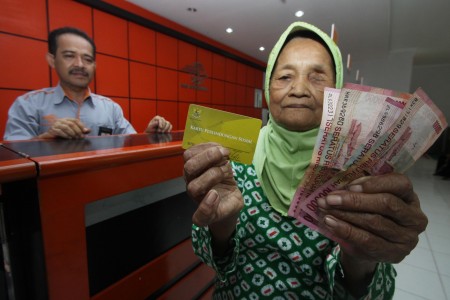  Ribuan Warga Cimahi Serbu Kantor Pos