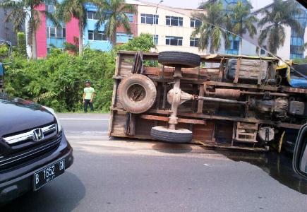  INFO LALU LINTAS: Penanganan Truk Terguling di Tol Cawang Belum Tuntas