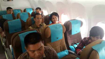  Presiden Jokowi dan Iriana Naik Pesawat Kelas Ekonomi: Ini Foto Yang Beredar