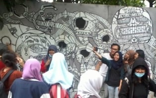  Pengunjung Pasar Seni ITB Asyik Selfie di Depan Mural