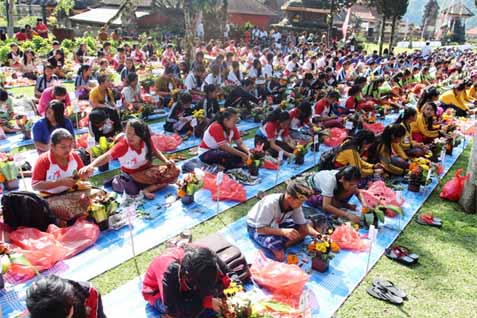  777 Rangkaian Bunga di Bali Masuk Rekor Muri