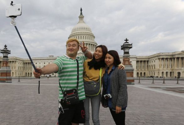  Korea Selatan Ancam Denda Penjual Tongkat Selfie Rp324 Juta