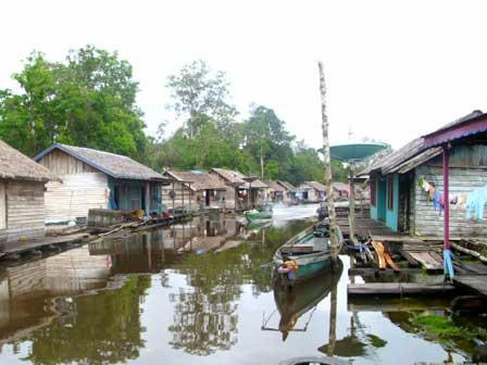  BANJIR JAKARTA: Kelamaan Terendam, Rumah Warga Kampung Apung Roboh