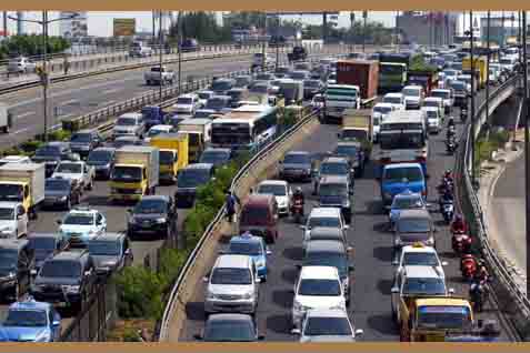  INFO LALU LINTAS: Truk Terguling, Tol Arah Grogol Macet