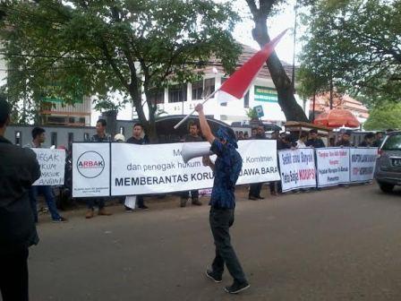  Warga Bandung Unjuk Rasa di Depan Pengadilan