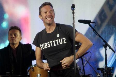  Chris Martin &amp; U2 Tampil di Konser Hari AIDS Sedunia