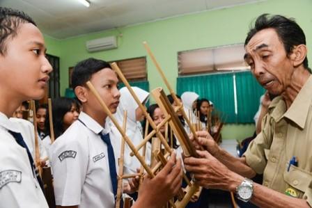  Kisah Maman Supratman, Guru Honorer Serba Bisa